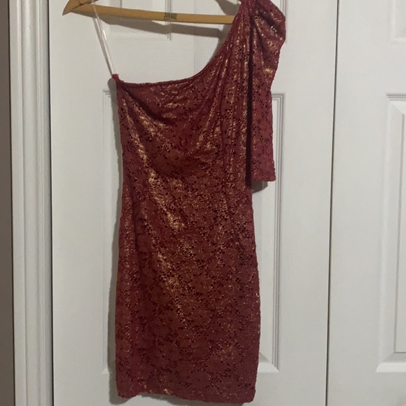 Cute red/gold dress - Picture 2 of 7